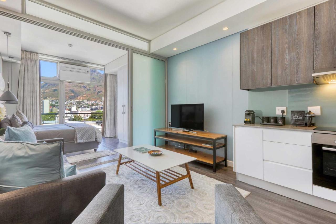 Backup-powered Elegant Mountain View Apartment Cape Town